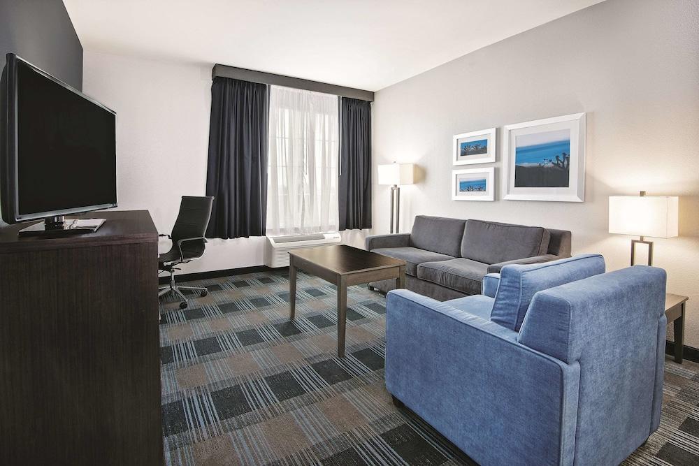 Отель La Quinta By Wyndham Victoria - South Экстерьер фото