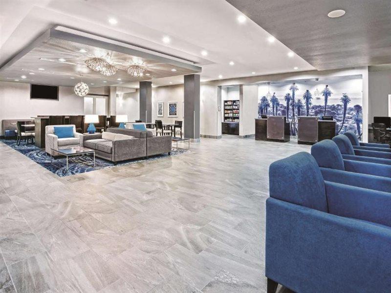 Отель La Quinta By Wyndham Victoria - South Экстерьер фото