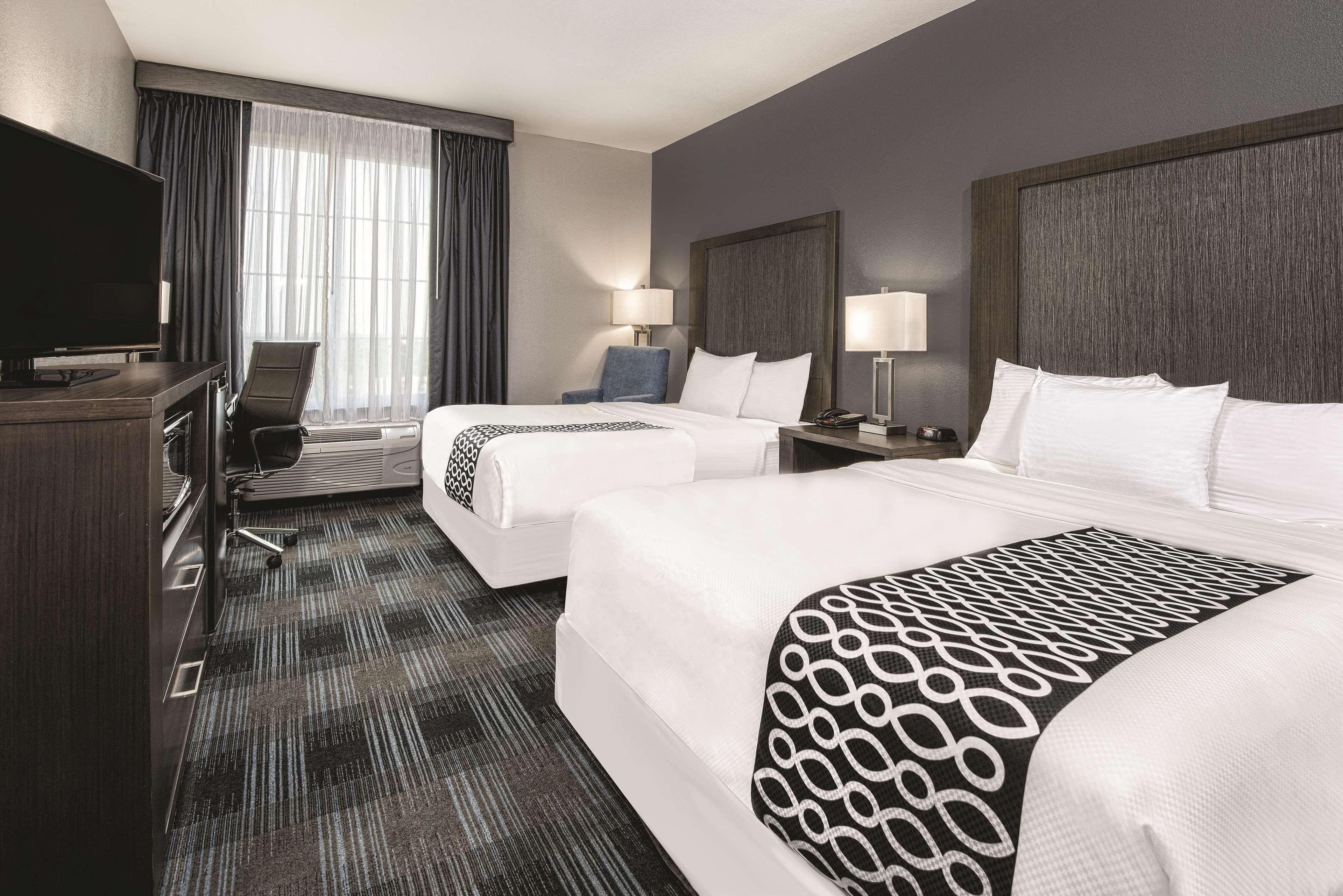 Отель La Quinta By Wyndham Victoria - South Экстерьер фото