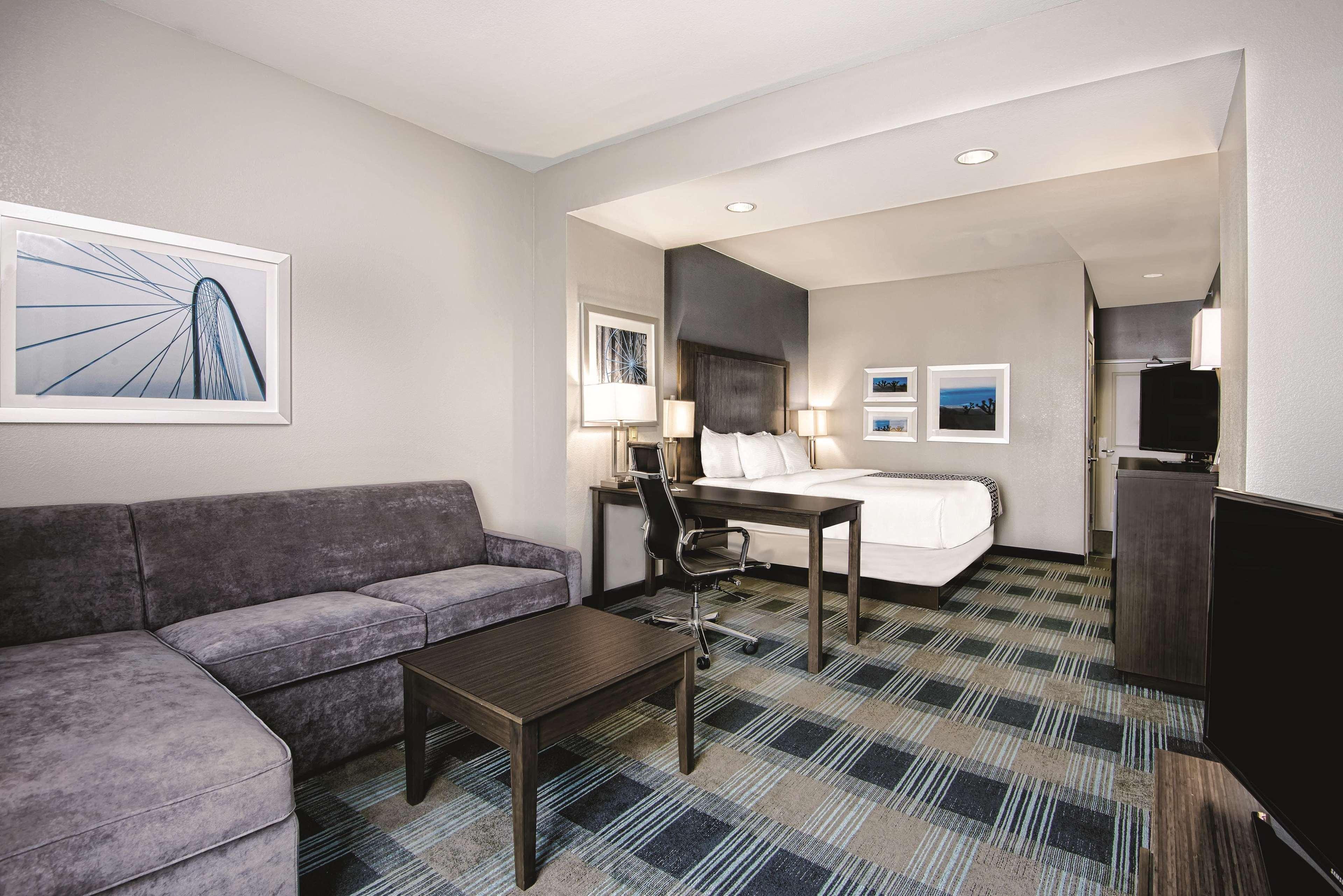 Отель La Quinta By Wyndham Victoria - South Экстерьер фото
