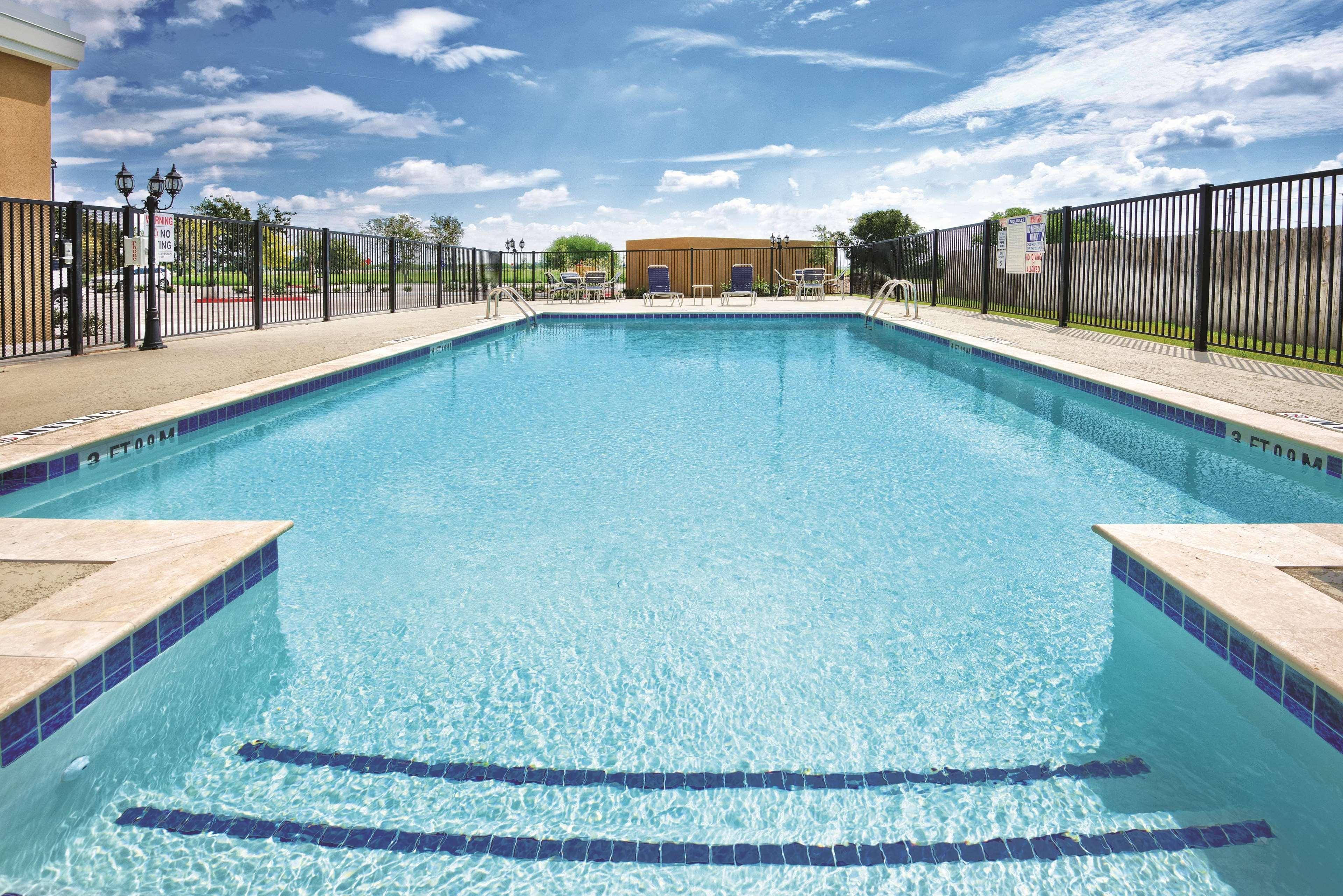 Отель La Quinta By Wyndham Victoria - South Экстерьер фото
