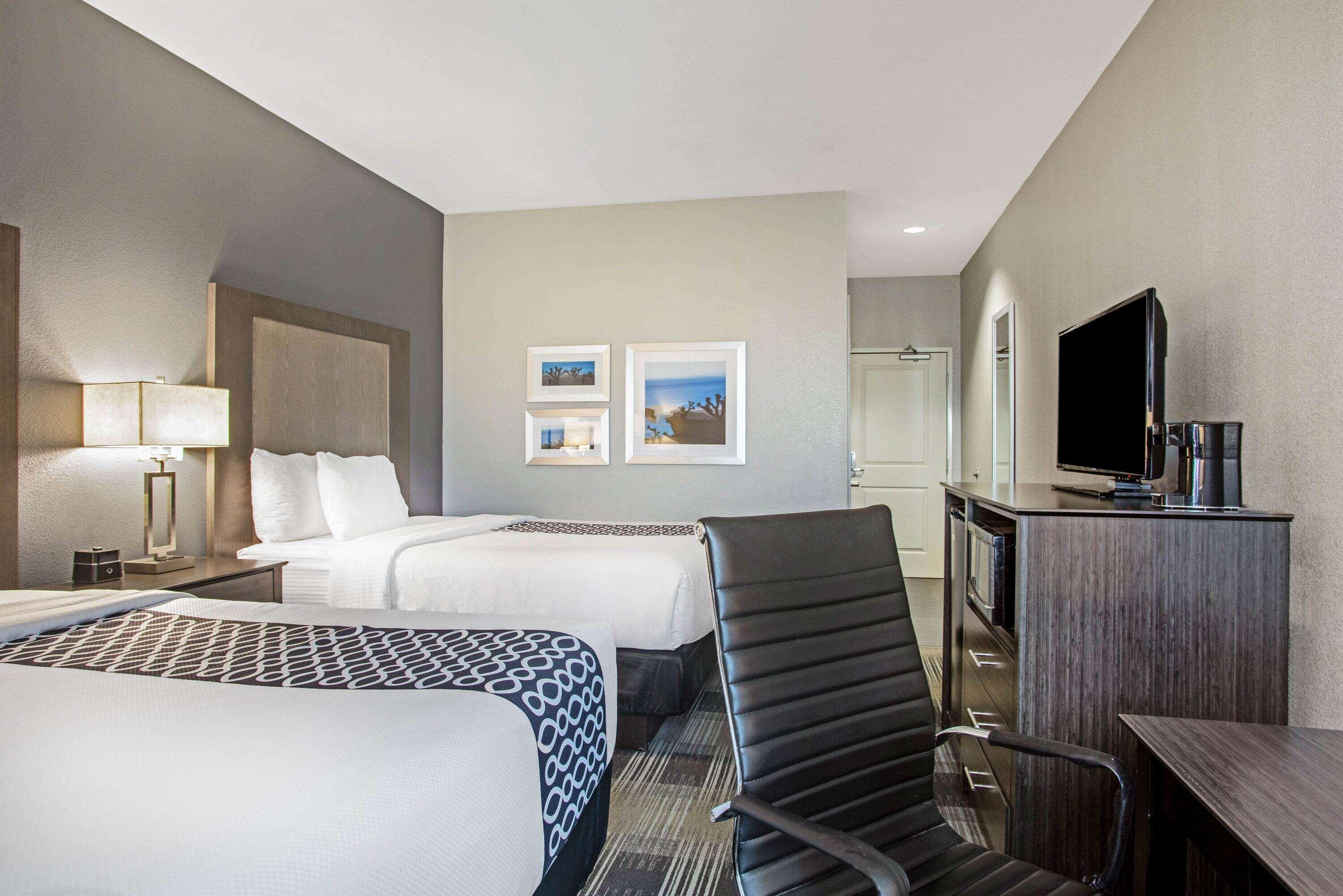 Отель La Quinta By Wyndham Victoria - South Экстерьер фото