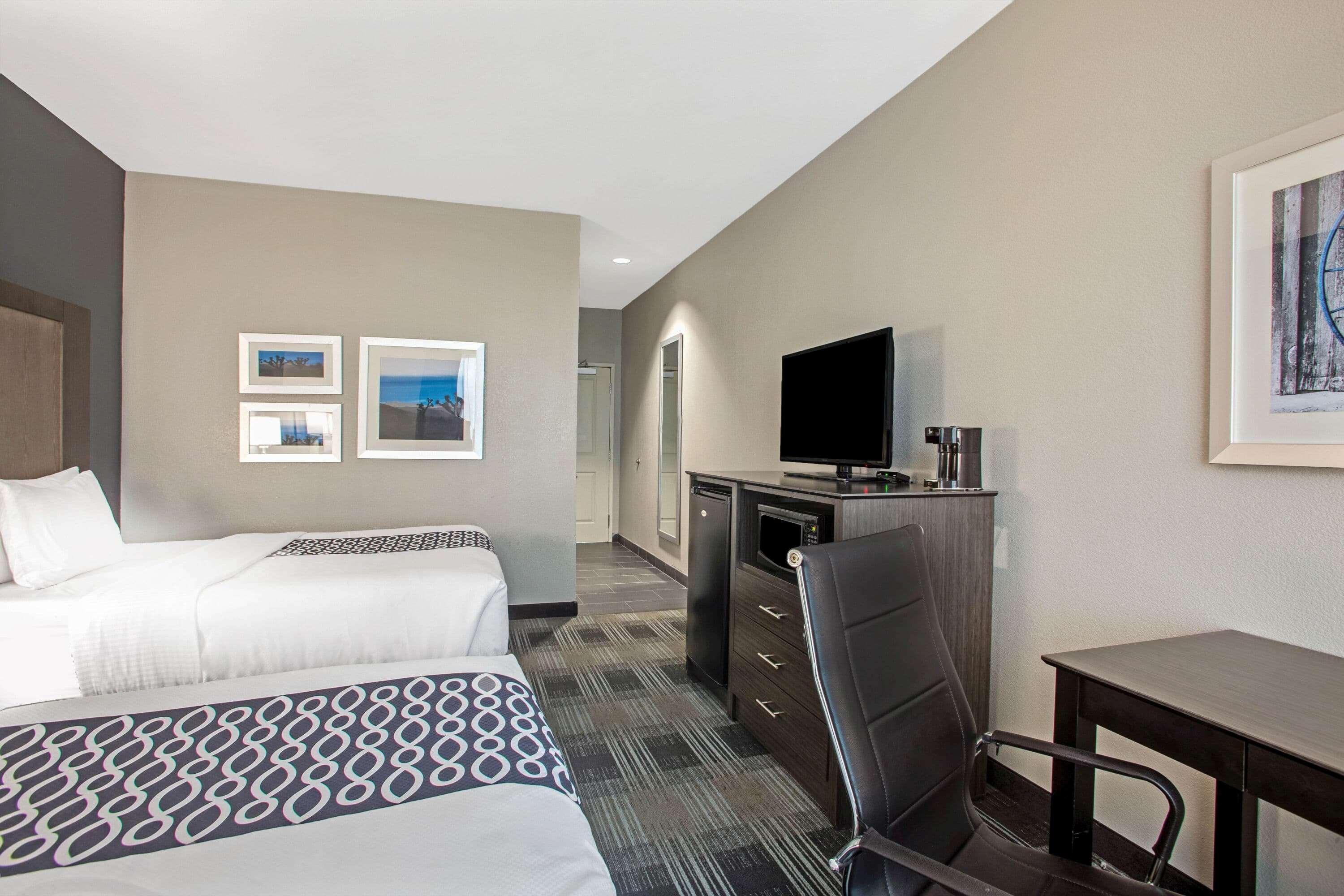 Отель La Quinta By Wyndham Victoria - South Экстерьер фото