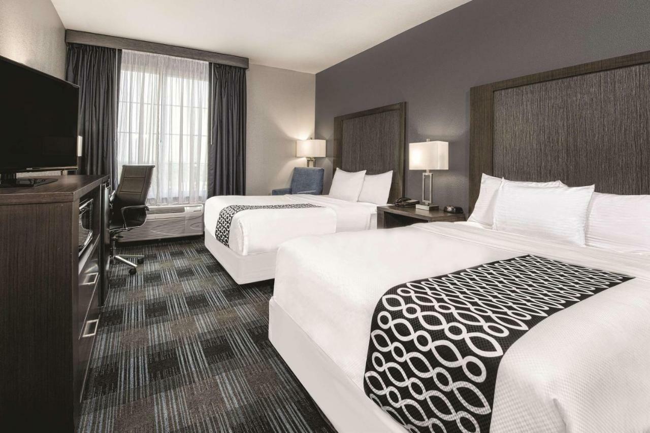 Отель La Quinta By Wyndham Victoria - South Экстерьер фото