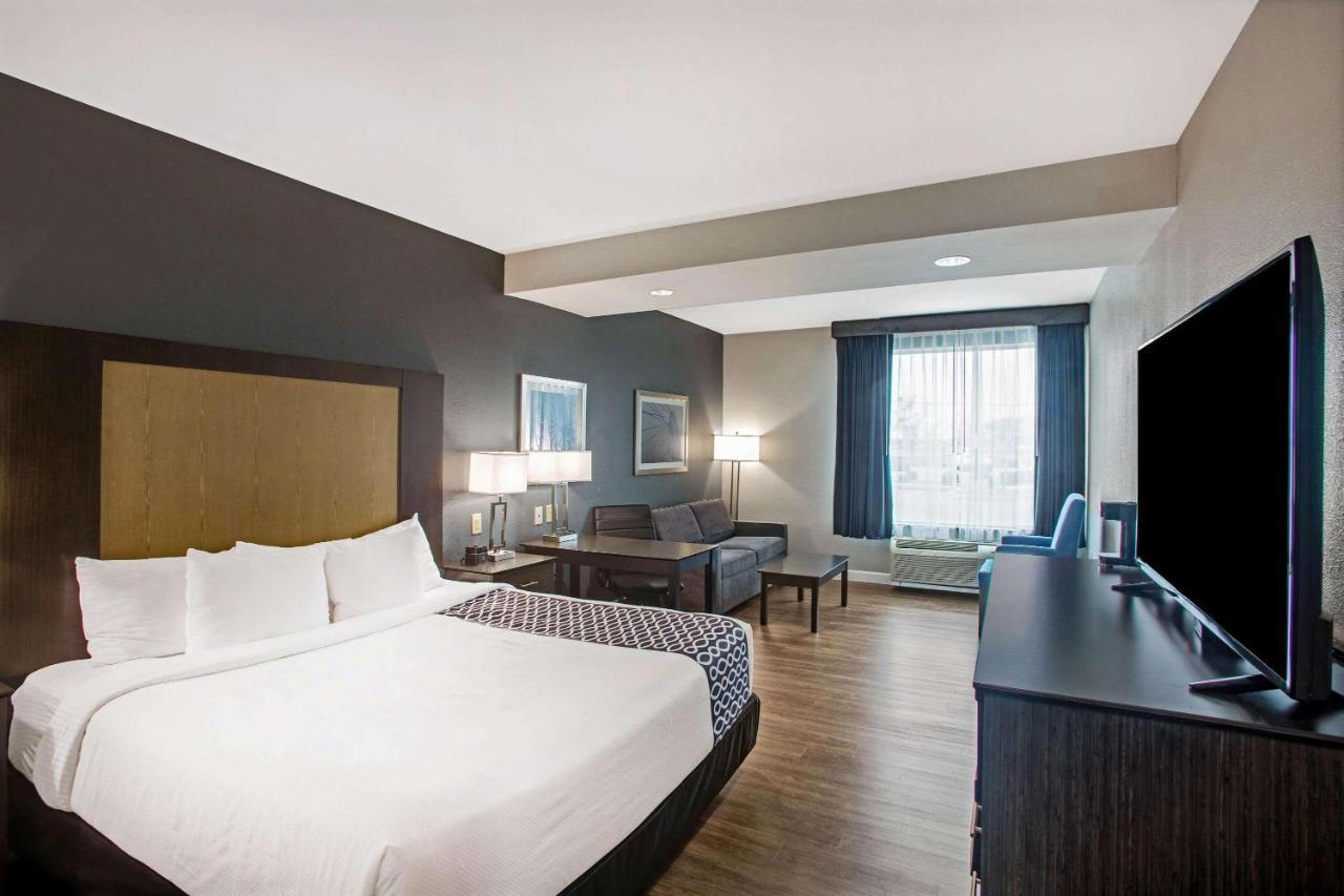 Отель La Quinta By Wyndham Victoria - South Экстерьер фото