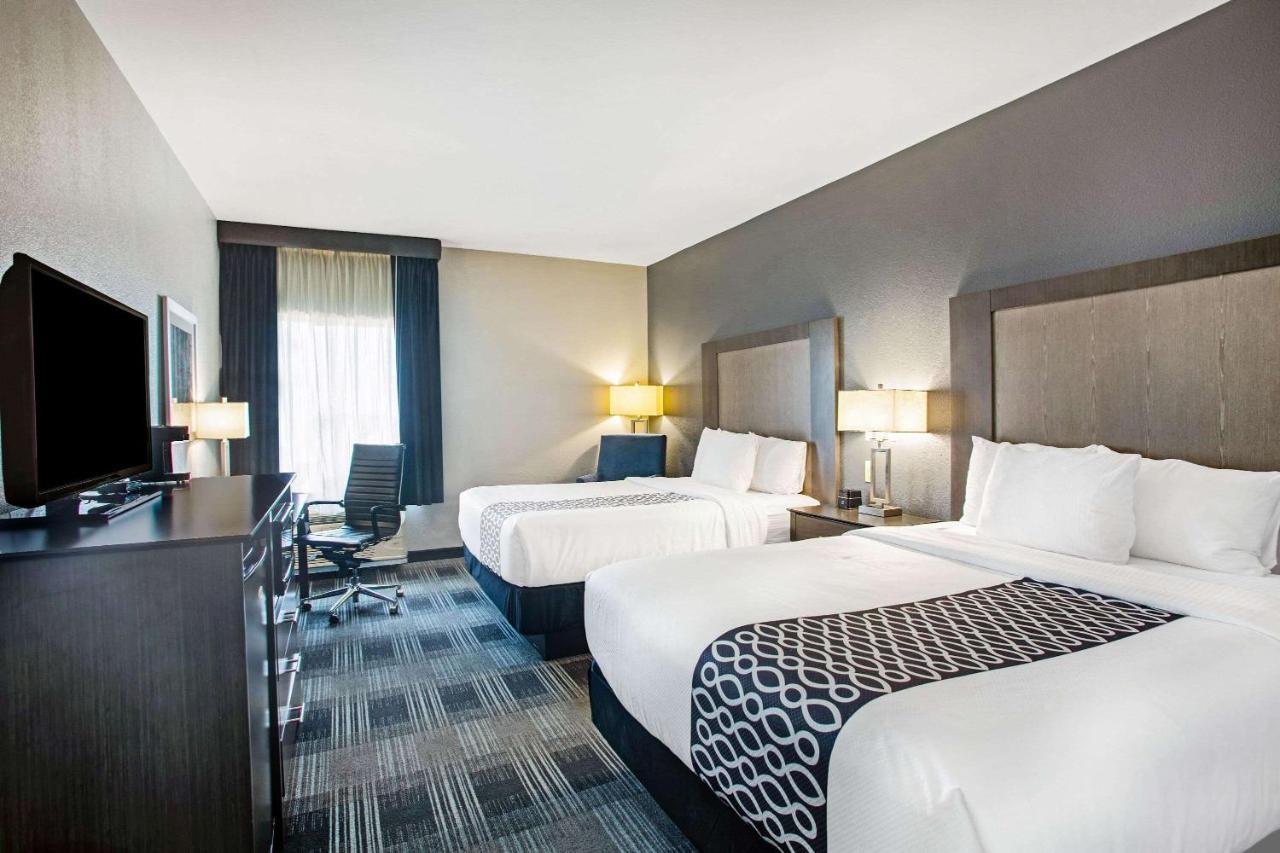 Отель La Quinta By Wyndham Victoria - South Экстерьер фото